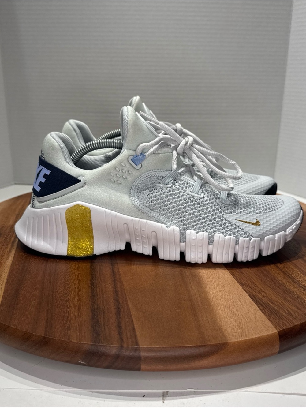 Nike Free Metcon 4 Women's Size 10.5 Cross Training Gym Shoes Pure Platinum Gold